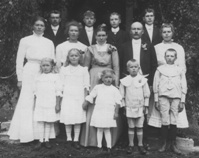 Familj: Johan AUGUST Vilhelm ( J.A.V.*) PETERSSON / ANNA* Aurora PETERSSON